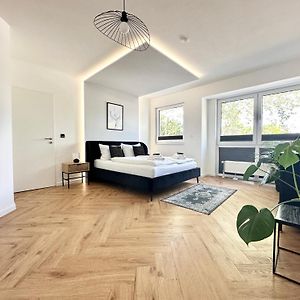 Modern Apartment - Fuer Freunde & Familien, Stadtnah, Parkplatz, E-Ladestation, Gitterbox Fuer Fahrraeder, Fitnessstudio, Digitale Gaestemappe Mit Restaurant- Und Unternehmenstipps